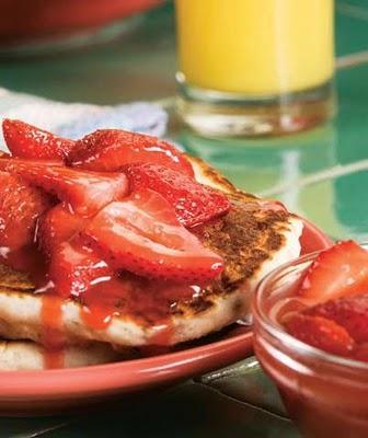 Panqueques de fresas y plátanos