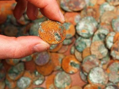 Cazatesoros halla 52,000 monedas romanas en Gran Bretaña