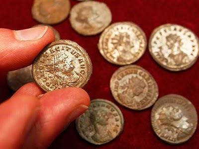 Cazatesoros halla 52,000 monedas romanas en Gran Bretaña