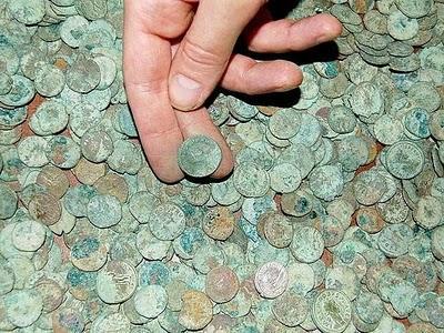 Cazatesoros halla 52,000 monedas romanas en Gran Bretaña