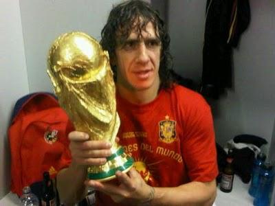 SUDÁFRICA 2010: PUYOL MUESTRA LA COPA EN SU TWITTER