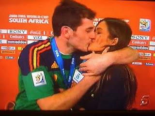 La roja y el beso