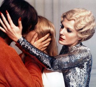 “Sliding through life on charm”: El rojo en los labios, el encanto decadente de Harry Kümel. Espíritus de la vieja europa y maniobras de posesión