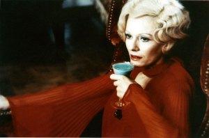 “Sliding through life on charm”: El rojo en los labios, el encanto decadente de Harry Kümel. Espíritus de la vieja europa y maniobras de posesión
