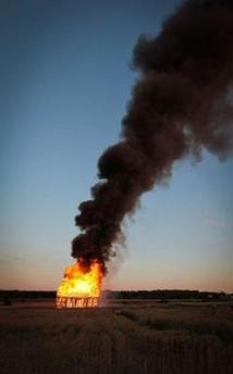 Un artista polaco quema una granja 69 años después de la masacre de Jedwabne