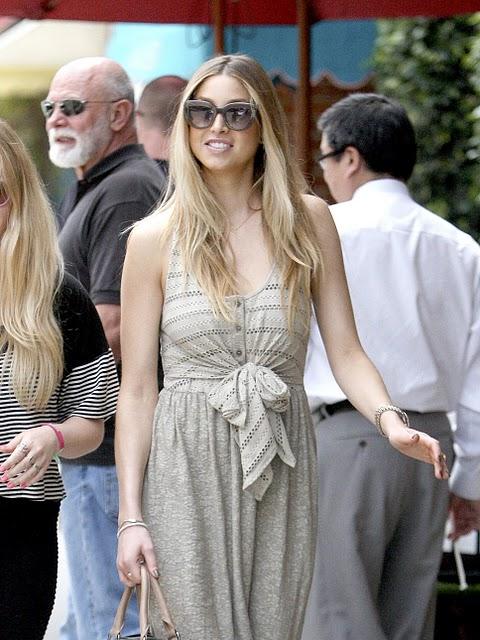 PONTE DE LARGO / WEAR A MIXI DRESS.