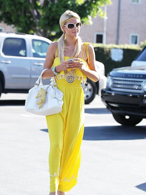 PONTE DE LARGO / WEAR A MIXI DRESS.