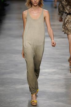 PONTE DE LARGO / WEAR A MIXI DRESS.