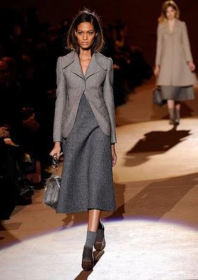 PONTE DE LARGO / WEAR A MIXI DRESS.