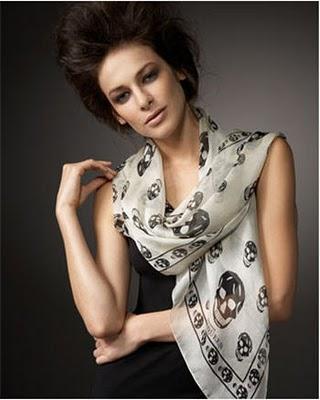 EL FULAR CON CALAVERAS DE ALEXANDER MCQUEEN. / ALEXANDER MCQUEEN'S SKULLS SCARF.