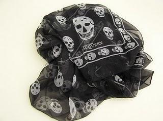 EL FULAR CON CALAVERAS DE ALEXANDER MCQUEEN. / ALEXANDER MCQUEEN'S SKULLS SCARF.