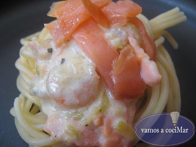 Spaguettis a la crema de queso y salmón