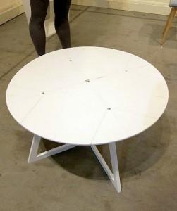 grand_central_table_milan_2010_open Simpatica mesa plegable.