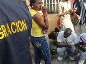 Cancelados inspectores quitaban dinero haitianos.