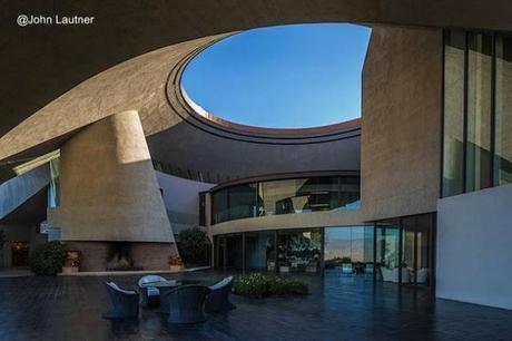 Patio abierto, enorme hogar de leños y abertura central en el techo Casa de Bob Hope en Palm Spring