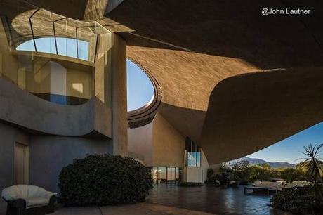 Otro ángulo desde el gran espacio de patio abierto al exterior Residencia en Palm Springs obra de John Lautner
