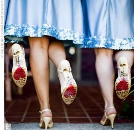 Mensajes en las suelas de los zapatos de la novia