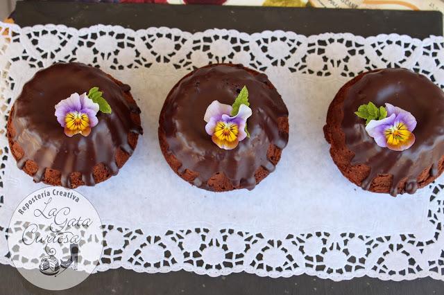 PASTELITOS DE PATATA Y CHOCOLATE, CON GLASEADO DE CHOCOLATE AL RON