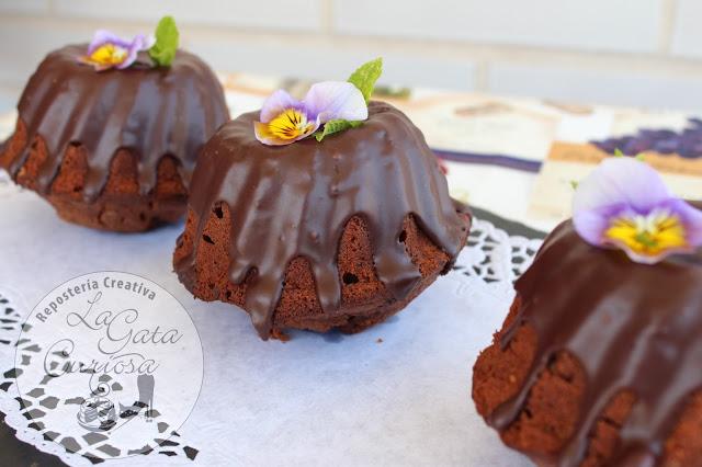 PASTELITOS DE PATATA Y CHOCOLATE, CON GLASEADO DE CHOCOLATE AL RON