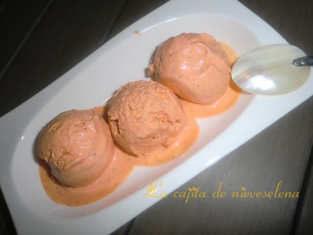 Helado de tomate con ensalada de canónigos, nueces y semillas de amapola