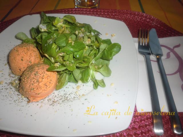 Helado de tomate con ensalada de canónigos, nueces y semillas de amapola