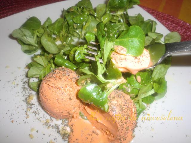 Helado de tomate con ensalada de canónigos, nueces y semillas de amapola