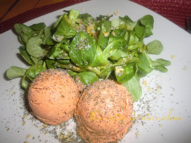 Helado de tomate con ensalada de canónigos, nueces y semillas de amapola