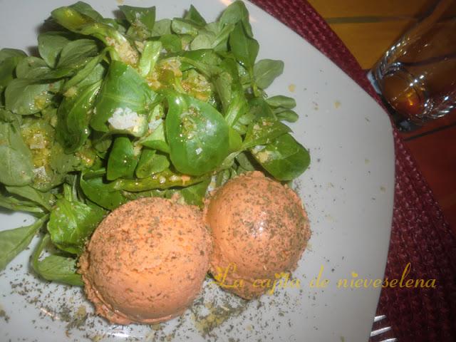 Helado de tomate con ensalada de canónigos, nueces y semillas de amapola