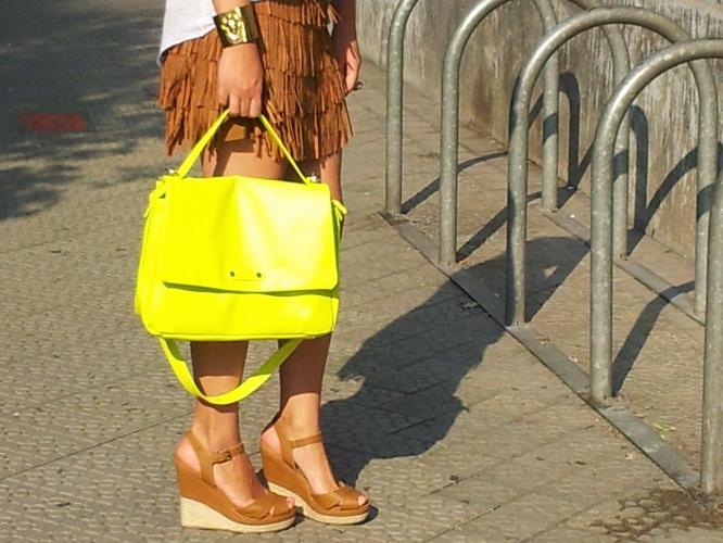 Look con falda de flecos marrón y bolso fluor amarillo (2)