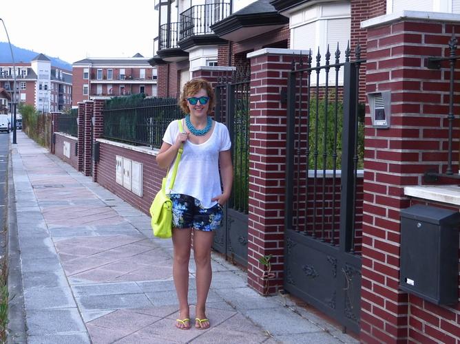 Look de verano con shorts azules de flores y bolso fluor (6)