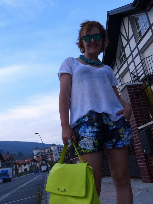 Look de verano con shorts azules de flores y bolso fluor (2)