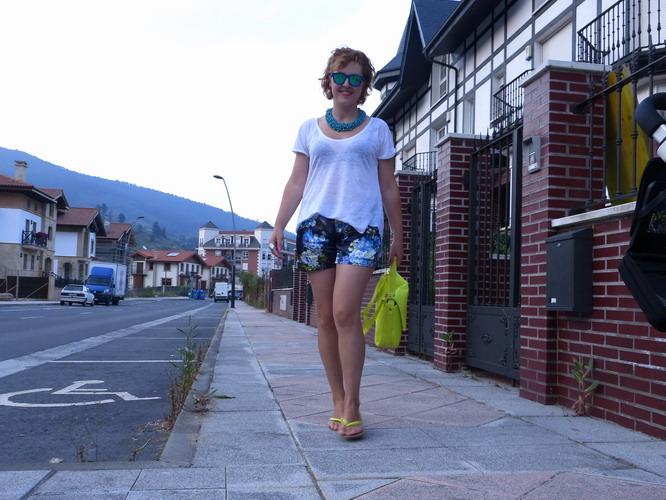 Look de verano con shorts azules de flores y bolso fluor (5)