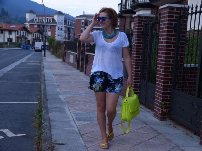 Look de verano con shorts azules de flores y bolso fluor (4)