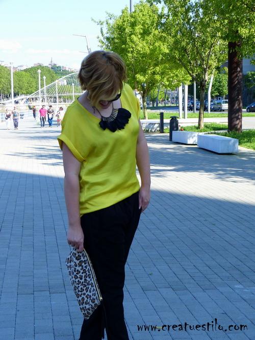 Look pantalón de vestir baggy y camisa amarilla