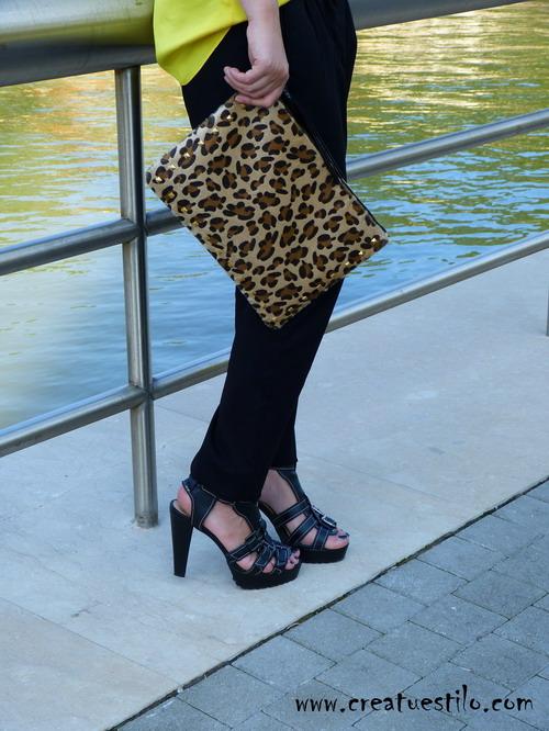 Look pantalón de vestir baggy y camisa amarilla (1)