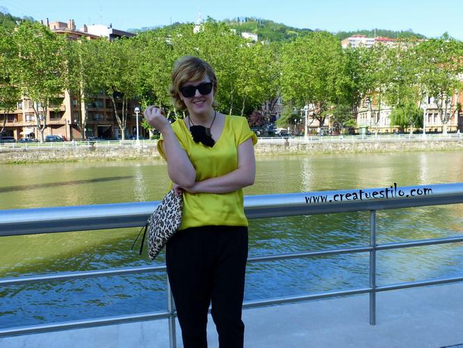 Look pantalón de vestir baggy y camisa amarilla (5)