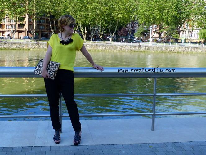 Look pantalón de vestir baggy y camisa amarilla (4)