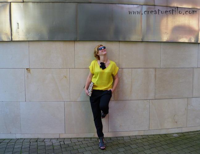 Look pantalón de vestir baggy y camisa amarilla (6)