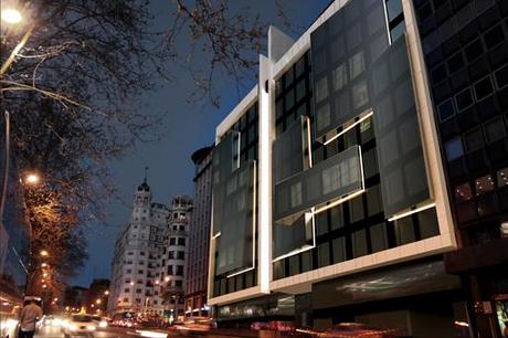 Imágenes nocturnas de la propuesta de hotel en la Plaza España diseñado por A-cero