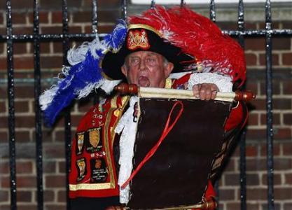 A town crier announces the birth of a son to Catherine, Duchess of Cambridge and Prince William, outside the Lindo wing of Queen Mary's Hospital in central London, July 22, 2013. REUTERS-Andrew Winning