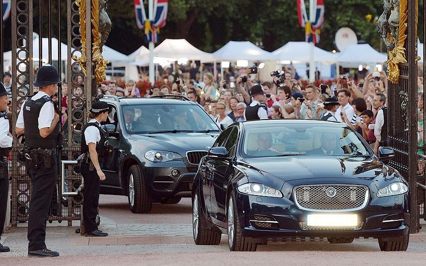 A Jaguar car is driven into the Forecourt of Buckingham Palace bringing the news to announce the birth of a baby  boy