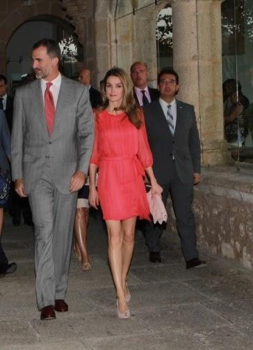 El look de la Princesa Letizia con los directores del Instituto Cervantes