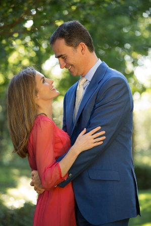 El look de la Princesa Letizia con los directores del Instituto Cervantes