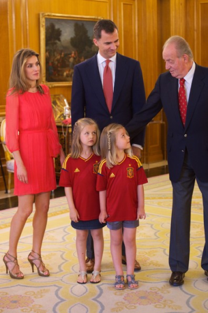 El look de la Princesa Letizia con los directores del Instituto Cervantes