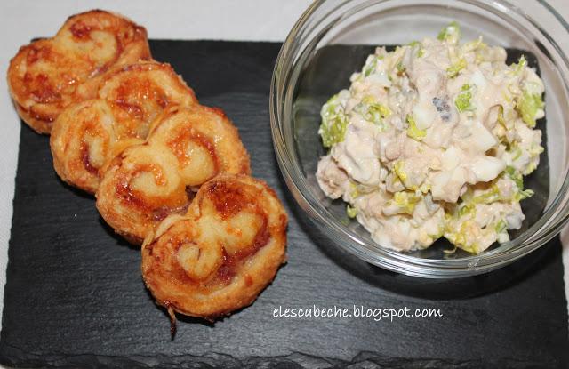 Palmeritas de hojaldre con ensaladilla de atún y pepinillos