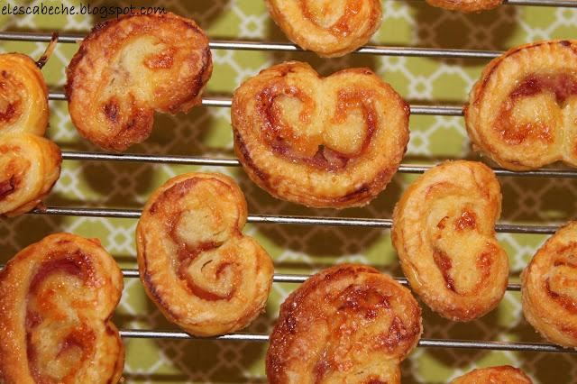 Palmeritas de hojaldre con ensaladilla de atún y pepinillos