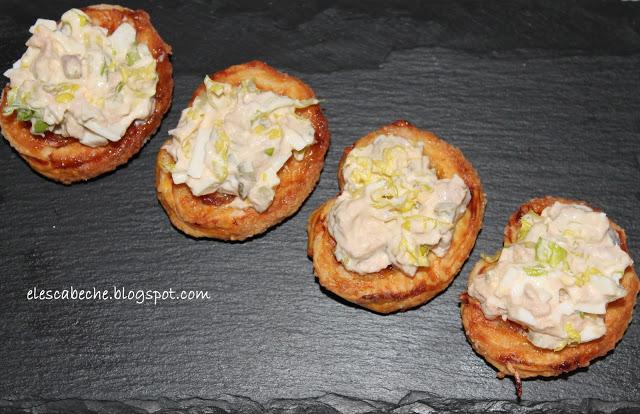 Palmeritas de hojaldre con ensaladilla de atún y pepinillos