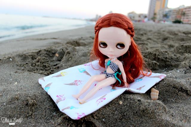 Emily, my blythe, in the beach