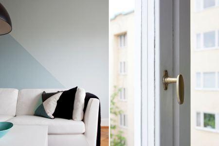 salón con baldas decoración reforma barata cocina blanca oficinas en casa despachos estilo nórdico muebles ikea inspiración decoración y reformas pisos nórdicos Decoración urbana funcional decoración moderna piso segunda mano decoración en blanco y azúl blog decoración interiores nórdicos 