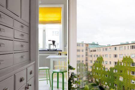 salón con baldas decoración reforma barata cocina blanca oficinas en casa despachos estilo nórdico muebles ikea inspiración decoración y reformas pisos nórdicos Decoración urbana funcional decoración moderna piso segunda mano decoración en blanco y azúl blog decoración interiores nórdicos 